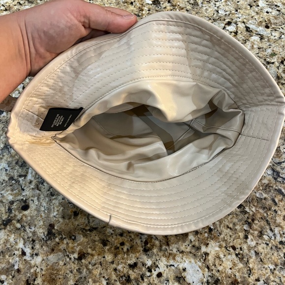 New - Steve Madden Women's Reversible Plaid/Cream Bucket Hat - Picture 6 of 7